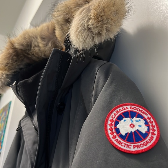 Canada Goose Kensington Parka, XXS brand new jacket with original fur trimming.